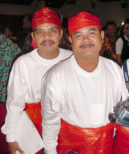 Indonesians in traditional Acehnese attire
