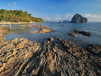 the land bridge to Depeldet Island with Marimegmeg Beach and Pinagbuyutan Island in the background