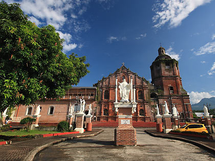 San Juan Bautista Church in Liliw and courtyard