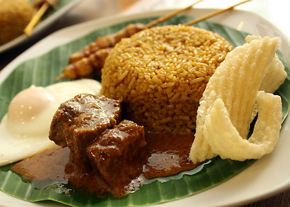 beef rendang with fried rice, egg and prawn crackers